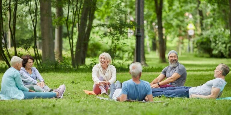 How Spending Time Outside Lifts Seniors’ Moods in Assisted Living Communities in Texas